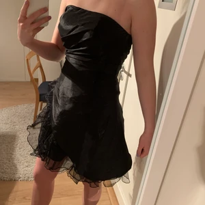 Vila klänning M  - Nyskick. Använd en gång. Dragkedja i sida och resår i ryggen för bra passform. Nypris 599