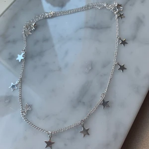 Halsband  - Halsband med stjärnor, 119kr🤍
