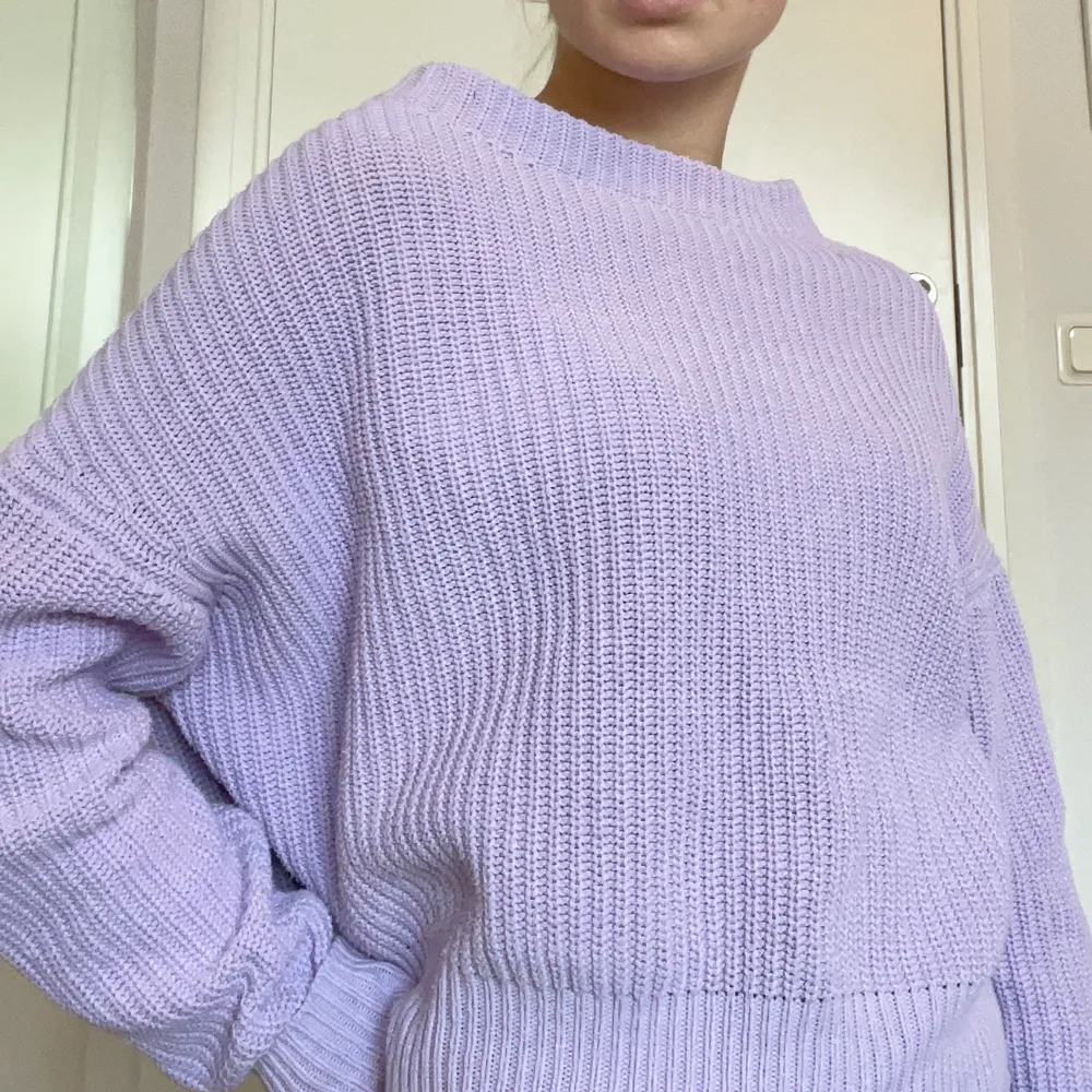 Cool ljuslila tröja från weekday. Den är lite croppad. Trots att den är i storlek xs så passar den mig som är S/M i vanliga fall!. Tröjor & Koftor.