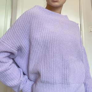 Cool ljuslila tröja från weekday. Den är lite croppad. Trots att den är i storlek xs så passar den mig som är S/M i vanliga fall!