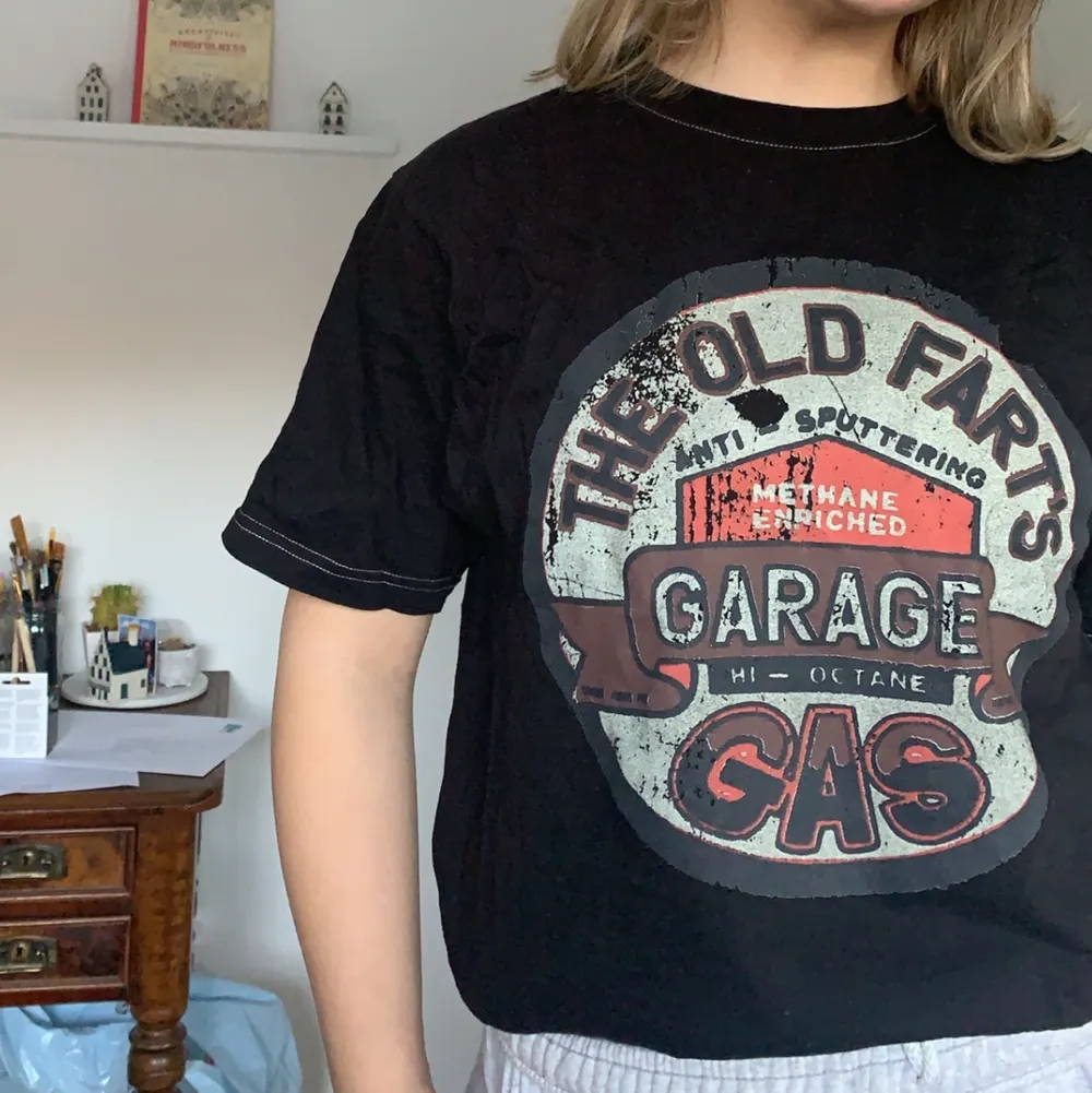 Säljer åt en vän! Jättefin vintage t-shirt som är sparsamt använd. Köpt i en butik på Marstrand. Strl M, fint oversize! Köparen står för frakten!. T-shirts.