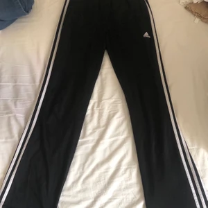 Adidas byxor XS - Vida/raka svarta Adidasbyxor för 13-14 år (XS) passar personer runt 160 cm. Lite slitna längst ner vid byxorna slut (se bild 2) annars bra skick! Kan fraktas och mötas 