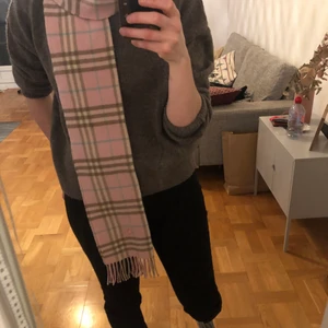 Wool Pink Burberry scarf  - Wool Pink Burberry scarf, classic pattern, elegant and cozy fit