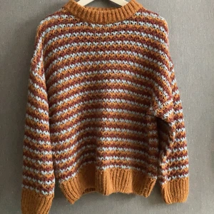 Stickad tröja - Stickad tröja från pull&bear. Fint skick. Storleken är S men passar mig som har M/L.  Frakt kostar 62:- 