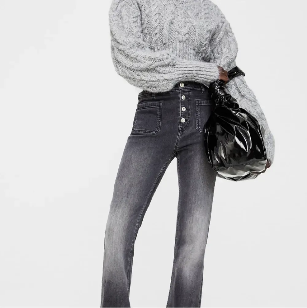 Snygga zara jeans i storlek 34. Bara använda ett fåtal gånger🧚🏽‍♀️. Jeans & Byxor.