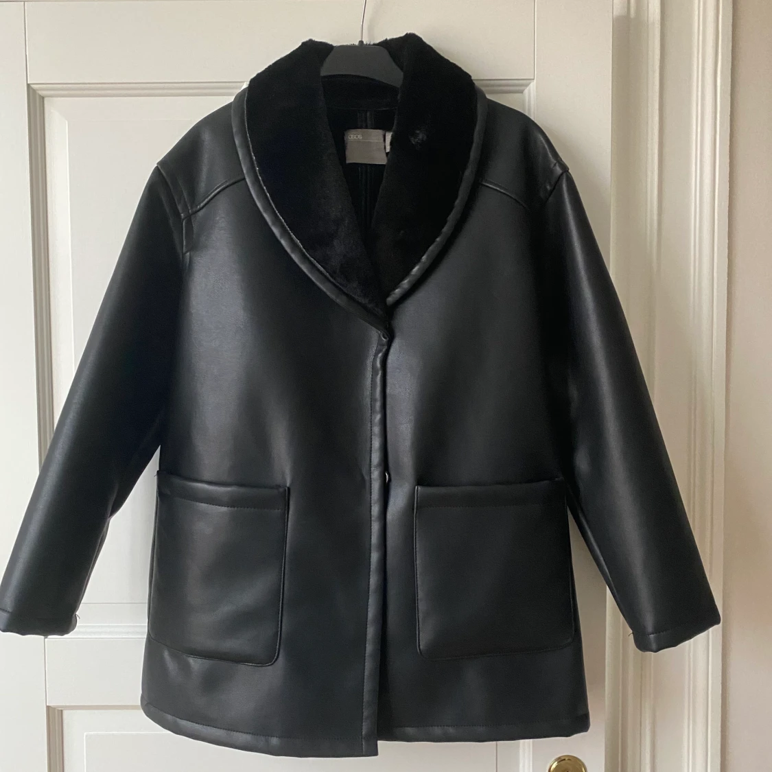 Jacka i skinnimitation 