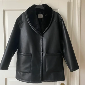Jacka i skinnimitation  - Endast använd en gång och inköpt för cirka ett år sedan på asos för 1100 kr. Bra skick förutom den understa knappen som gått av på ena sidan men som lätt kan sys fast igen. Köparen står för frakt 🥰