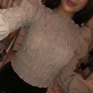 En beige blus från H&M trend - En jätte snygg modell av en beige blus, köpt från H&M trend. Jätte fin kvalite. Den är endast använd 1 gång. Bara att säga till om du vill se fler bilder av blusen.