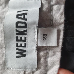 Weekday kaj Chinos - Weekday kaj Chinos, storlek 28, uppskattar dem till 28/30