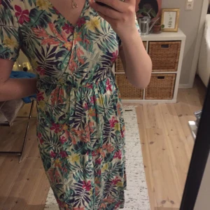 Klänning från Indiska - En fin klänning från Indiska som är väldigt bekväm. Den är i gott skick. Frakt tillkommer:)