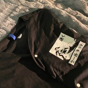 Svart tröja från beyond retro storlek M - Köpte plagget från beyondretro i storlek M men det passar även S-L kontakta för fler bilder och information 