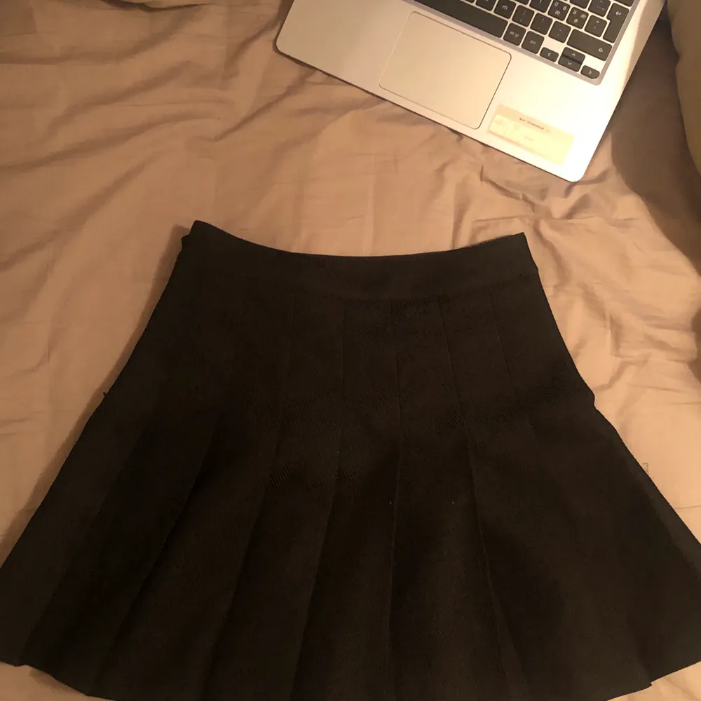 Jätte söt kjol från h&m! Storlek 34 (xs) Passar med allt och i fint skick. Skickar mer bilder om det behövs 💕. Kjolar.