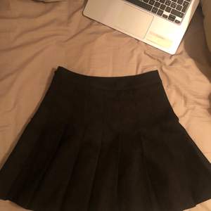 Jätte söt kjol från h&m! Storlek 34 (xs) Passar med allt och i fint skick. Skickar mer bilder om det behövs 💕