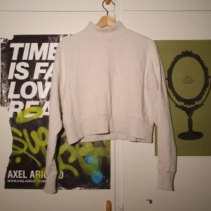 Beige sweater från monki - Fin croppad sweater med polokrage från monki. Mycket bra skick. Köparen står för frakten. Samfrakt erbjuds.