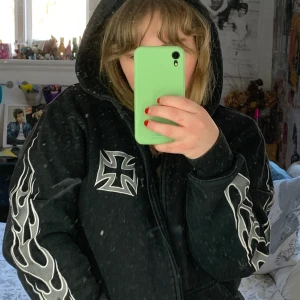 Hoodie - Asfrän hoodie med flammor på ärmarna. Tjockt material. Nopprig på insidan men fortfarande väldigt skön och jag mycket kvar att ge! Storlek L, frakt tillkommer.