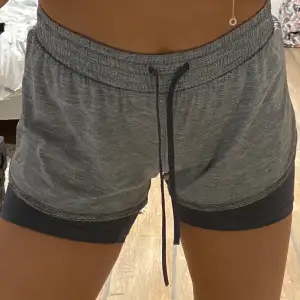 Gråa träningsshorts i super skönt material. Two-in- one, alltså inbyggda träningsshorts under. Använda x antal gånger med fortfarande i super bra skick! Frakt tillkommer🤍🤍