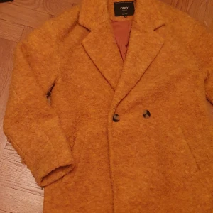 Gul vinterkappa Storlek M - Gul vinterkapp, varm och skön. Storlek 40 märke Only (tall collection). Använd en vinter, så lite sliten men fortfarande fin!