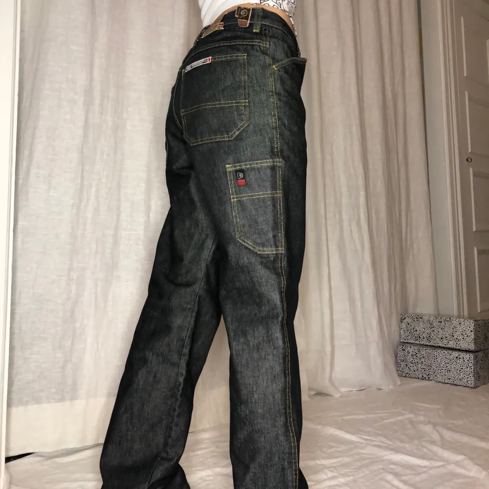 Buda i kommentarerna, avslutas lördag kl 20💛💛💛nice jeans med lite glansig yta! Jag har w26 och är 170cm lång! Midjemått: 83cm, innerben: 79cm💛 observera att märket har spruckit längst upp, men går ju att sprätta bort om man vill det🧡🧡 ⬇️⬇️⬇️⬇️⬇️⬇️⬇️frakt mm.⬇️⬇️⬇️⬇️⬇️⬇️⬇️. Jeans & Byxor.
