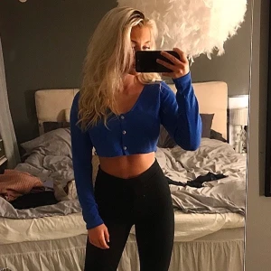 blå cropped kofta - säljer denna oanvända blå croppade kofta från NAKD, har enbart testat den på. Den är i ett väldigt stretchiga material. Frakt tillkommer. 