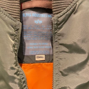 Alpha Industires bomberjacka strl xs - Knappt använd bomberjacka från Alpha Industries i storlek XS