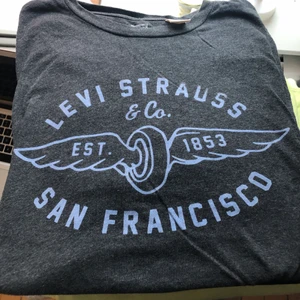 Levis T-shirt - Mörkgrå t-shirt från Levis i strl S. 