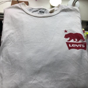 Levi’s tröja - Tröja från Levi’s med text på ena armen. Det står ”CALIFORNIA”. Strl S.