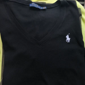 Ralph Lauren tröja - Svart Ralph Lauren tröja i strl XS. (Den är tajt, figursydd)
