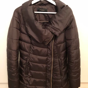 Fin damjacka i nyskick❄️ -  *Storlek 34 *Knappt använd, mycket bra skick. Hittar ingenting att anmärka på. *Mörkbrun *Vinter rea pris: 80 kr ☃︎ Finns på fler sidor. Först till kvarn. 🚫Djurfritt och rökfritt hem 📬Kan skickas mot fraktkostnad (66 kr)