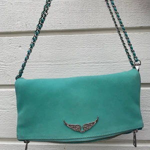 Zadig&Voltaire väska  - Säljer min zadigväska ( köpt på Zadig butiken i Stockholm ) som ej går att få tag på längre på grund av limited edition. Knappt använd, endast 2/3 gånger. Säljer på grund av har en liknande så den kommer ej till användning. Eftersom att materialet på väskan är mocka blir det lätt missfärgningar därav en liten fläck på baksidan som dock går enkelt att åtgärda. Riktigt fräsch och populär färg som sticker ut. Priset på väskan är diskuterbar. 