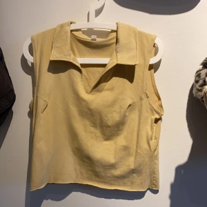 Söt väst - Super söt 70tals väst som man kan ha under polos osv✨✨ Lite oversized men sitter najs på mig som har S!