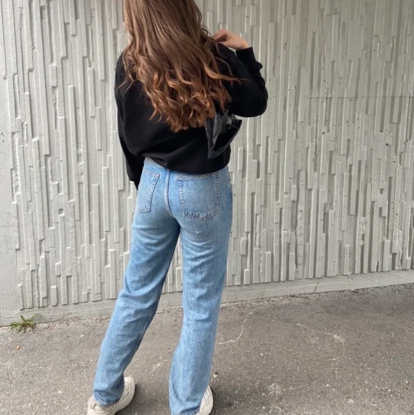 Säljer dessa skitsnygga jeans från Gina tricot då dom tyvärr har blivit för små. Storlek 36 och köptes för 600kr (tror dom är slutsålda eller inte säljs längre då jag köpte dom för ganska länge sen och hittar dom inte på hemsidan) om fler är intresserad så buda!😊💕. Jeans & Byxor.