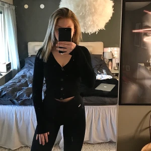 svart tunnare kofta  - denna är köpt på HM och är i super fint skick. längre i armarna vilket är snyggt och sitter tajt på kroppen. 