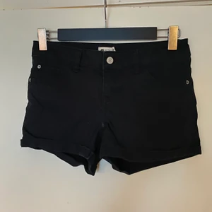 Svart shorts - Supersnygga (och sköna) jeansshorts i storlek 34 :)