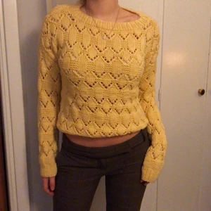 Gul stickad tröja - Säljer denna så snygga gula stickade tröja☺️ 