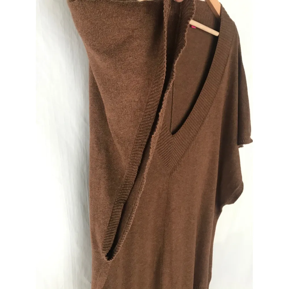 Oversize  deep V ljusbrun stickat lång väst tröja i kashmir/bomull blandning från Indiska.             Passar alla storlekar.                                                                  Fint skick, bara lite « ull nopprig » Längd: 77cm   Material: 95% bomull - 5% kashmir . Stickat.