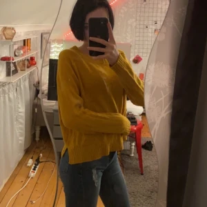 Stickad tröja - Köpt ifrån H&M säljer pga ingen användning, fint skick, materialet är 100% akryl💗