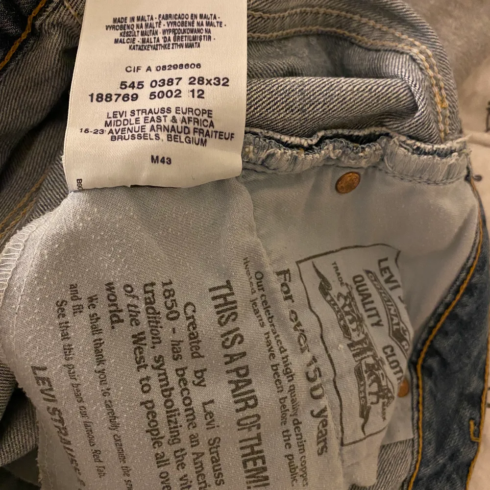 Köptes på secondhand, har inte använt bara provat. Jeansen är för långa för mig, skriv om ni vill ha fler bilder💕 Buda gärna 😘. Jeans & Byxor.