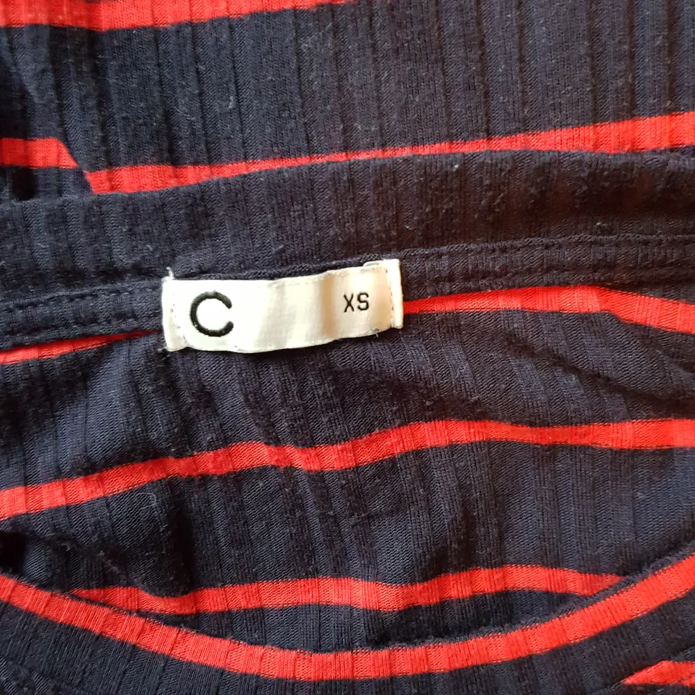 Långärmad tröja med mörkblå och röda ränder i storlek XS. Använd men i bra skick. Köparen betalar frakten! 🎏. Toppar.