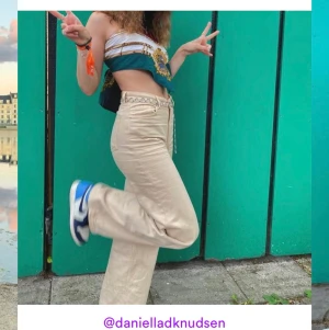 Moni jeans - Lånade bilder,kontakta mig om ni vill ha mera bilder som jag själv tagit,ser ut som på bilden,använt dom sen oktober,dom har blivit lite för korta för mig så säljer dom,fint skick storlek 25🌸 köpare står för frakt🌸