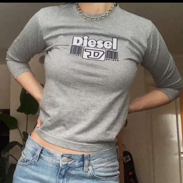 trekvartsärmad grå diesel tröja, det står att det är storlek L men den passar mer som XS-S :). Tröjor & Koftor.