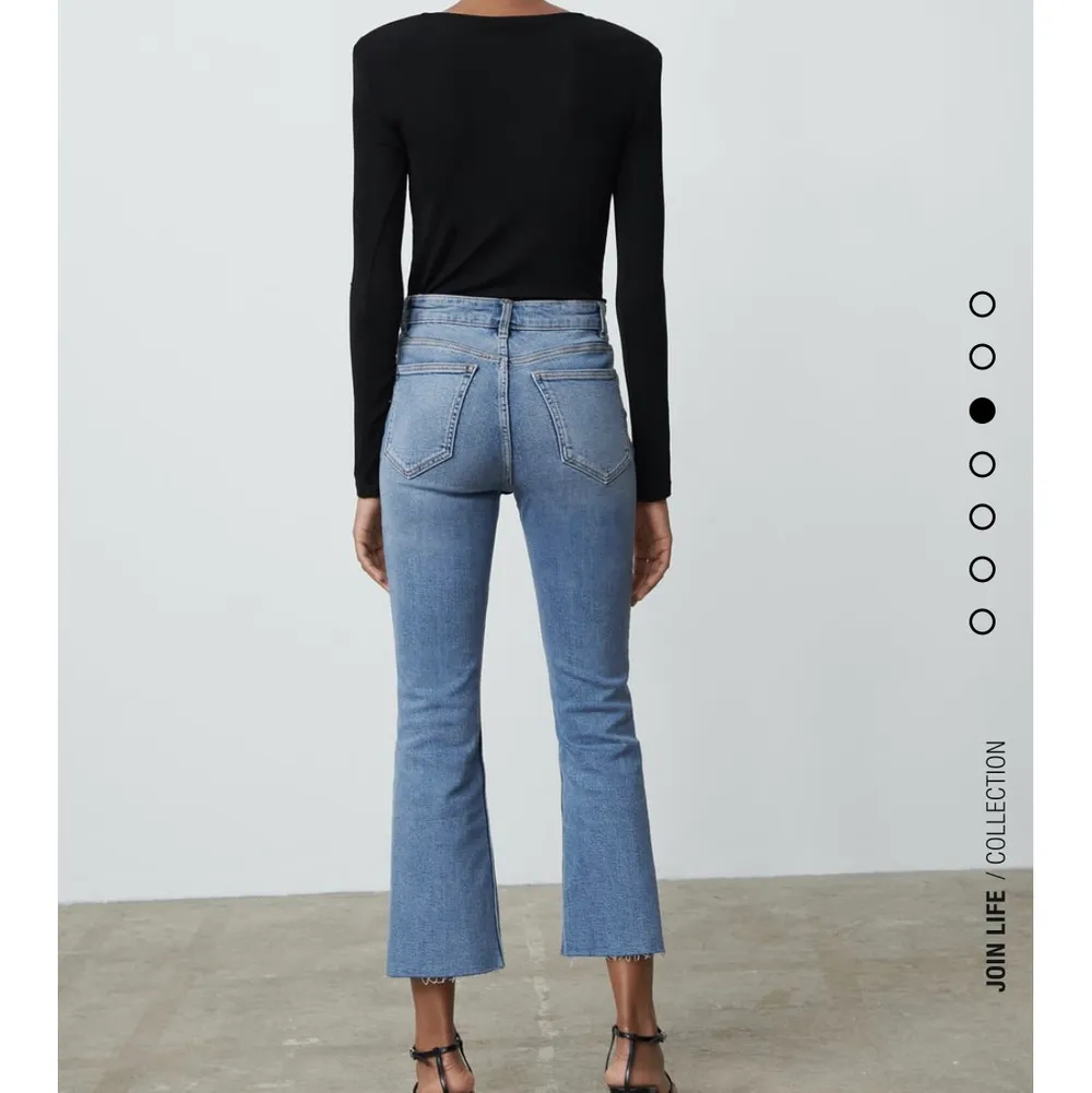 Jeans från Zara i storlek 38, skittsnygg passfrom men upplever att de är lite korta på mig som är 1.72cm. Kontakta mig för fler bilder eller allmänna frågor!. Jeans & Byxor.