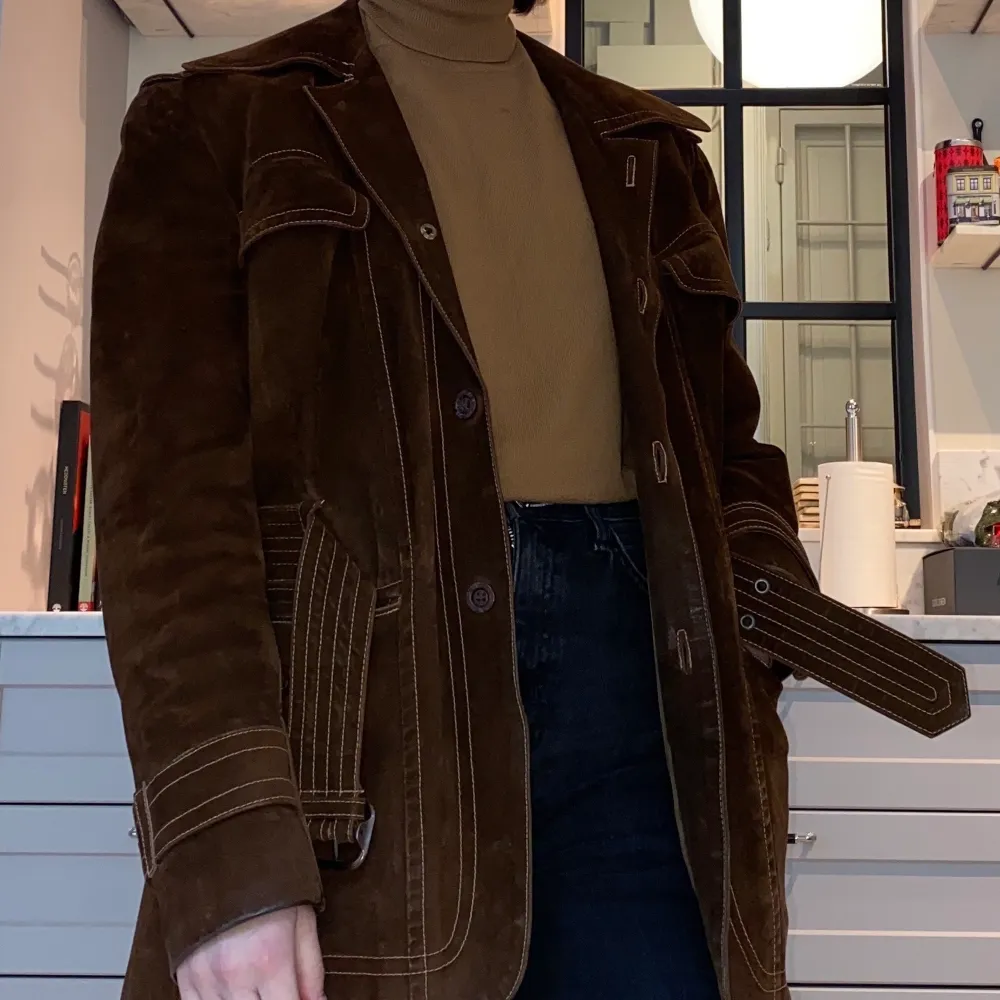 En jättefin lite Tom Ford artad brun mocka jacka med skärp och innerficka. Har hängt i garderoben alldeles för länge och används alldeles för sällan. Står ingen storlek men jag är S och den är lite oversized. . Jackor.