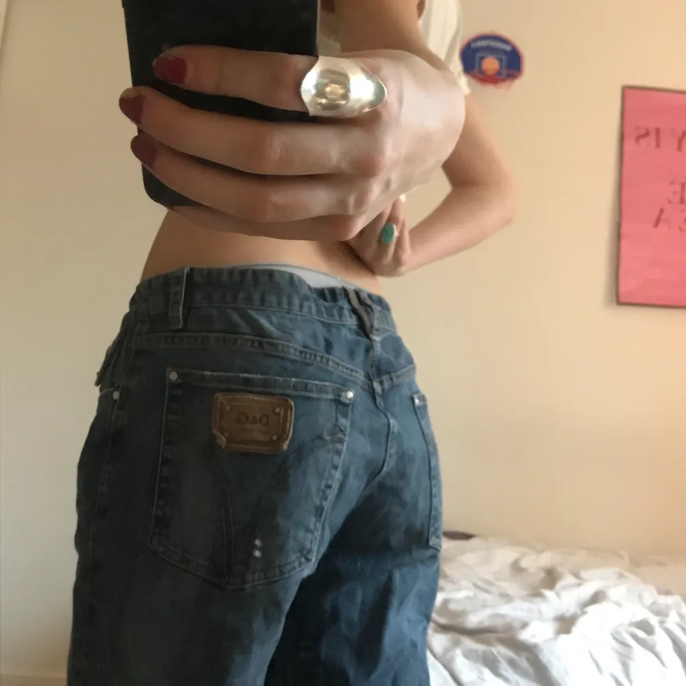 Snygga lågmidjade d&g jeans. För stora för mig men annars snygga af. Jag är 174 cm lång . Jeans & Byxor.