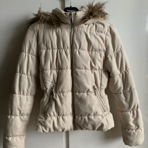 Vit dunjacka  - En vinter/vår dunjacka (inte riktigt dun) som går ner till strax över höfterna. I bra skick, köpt från H&M