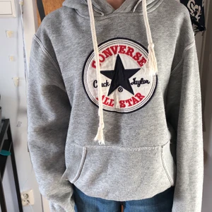Converse Hoodie! - Jätte fin Converse Hoodie som inte säljs längre. Inga slitningar eller hål. 