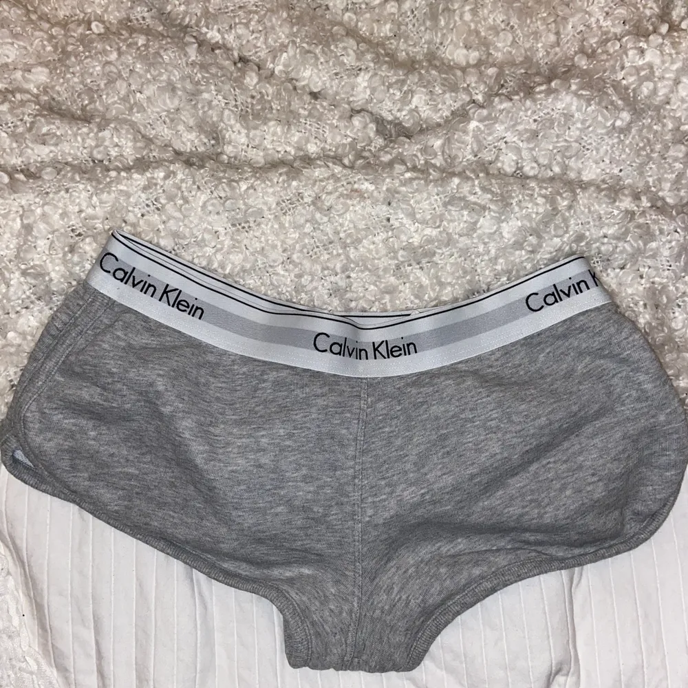 Snygga och samtidigt sköna shorts från Calvin klein sleepwear 🤍🖤. Shorts.