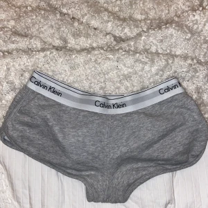 Äkta Calvin Klein shorts  - Snygga och samtidigt sköna shorts från Calvin klein sleepwear 🤍🖤