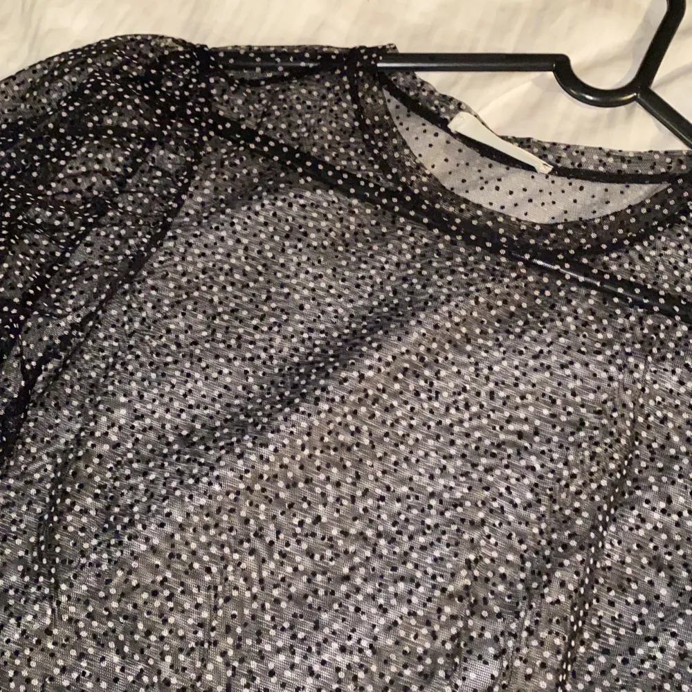 En jättefin genomskinlig tröja från Mango som jag köpte i somras. Använd fåtal gånger. Ärmarna går ner till armvecket ungefär. Nypris 200kr. Tröjor & Koftor.