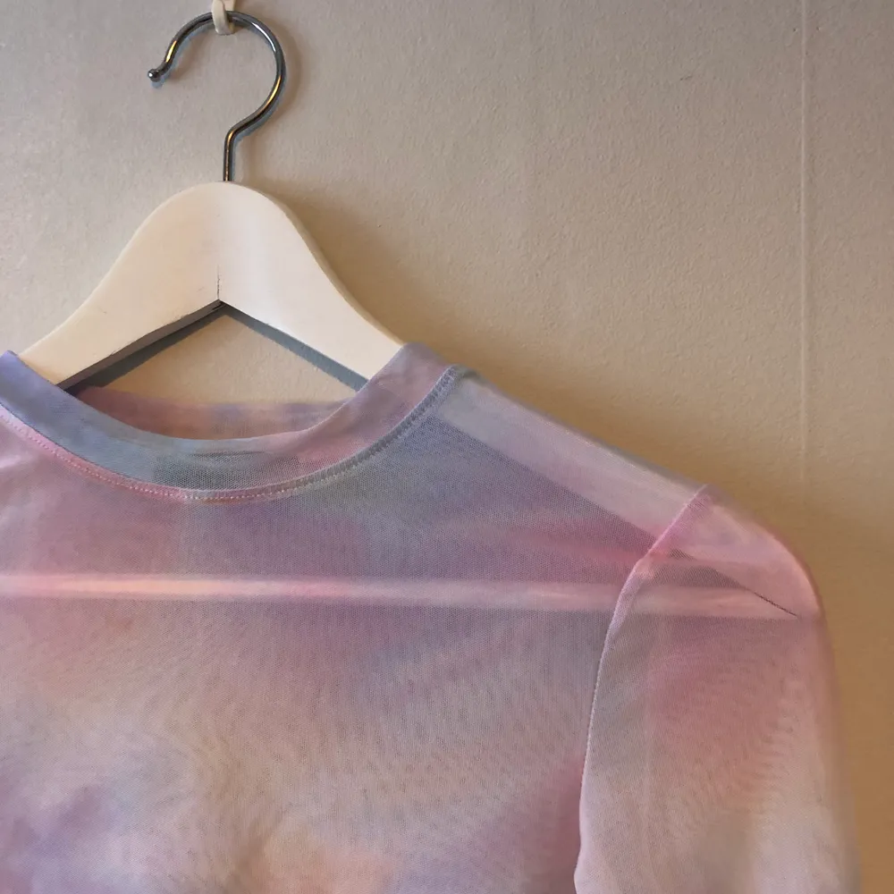 Säljer en tröja i mesh från bershka i ljusa pastellfärger, (rosa, blå och vitt). Använd en gång! Storlek: X-small . Toppar.