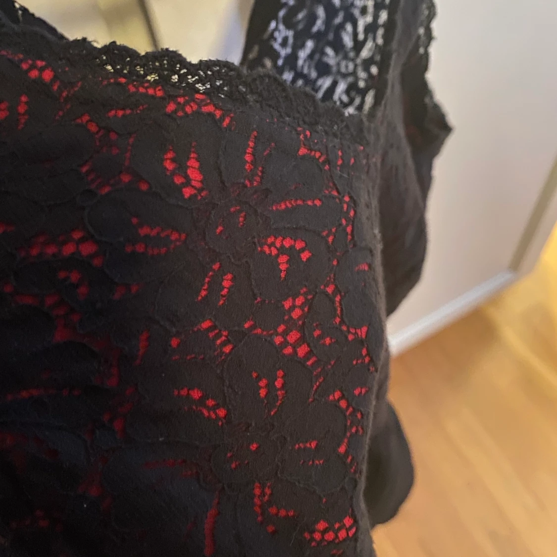 Svart/röd blus i spets - 90